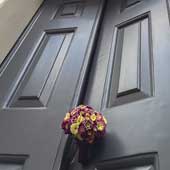 Jens Jakobson Wedding: auricula welcome posy on door